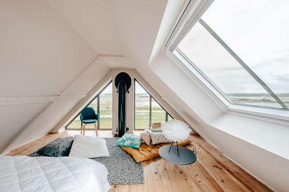 découvrez nos conseils et idées pour l’aménagement de combles : optimisez l’espace, améliorez le confort et augmentez la valeur de votre maison avec des solutions sur mesure adaptées à vos besoins.