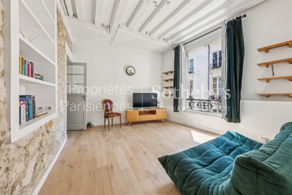 découvrez cette opportunité unique d’appartement à rénover dans le prestigieux 7ème arrondissement de paris. idéal pour investisseurs ou projets sur-mesure, situé proche des commodités et monuments emblématiques. potentiel exceptionnel à saisir !
