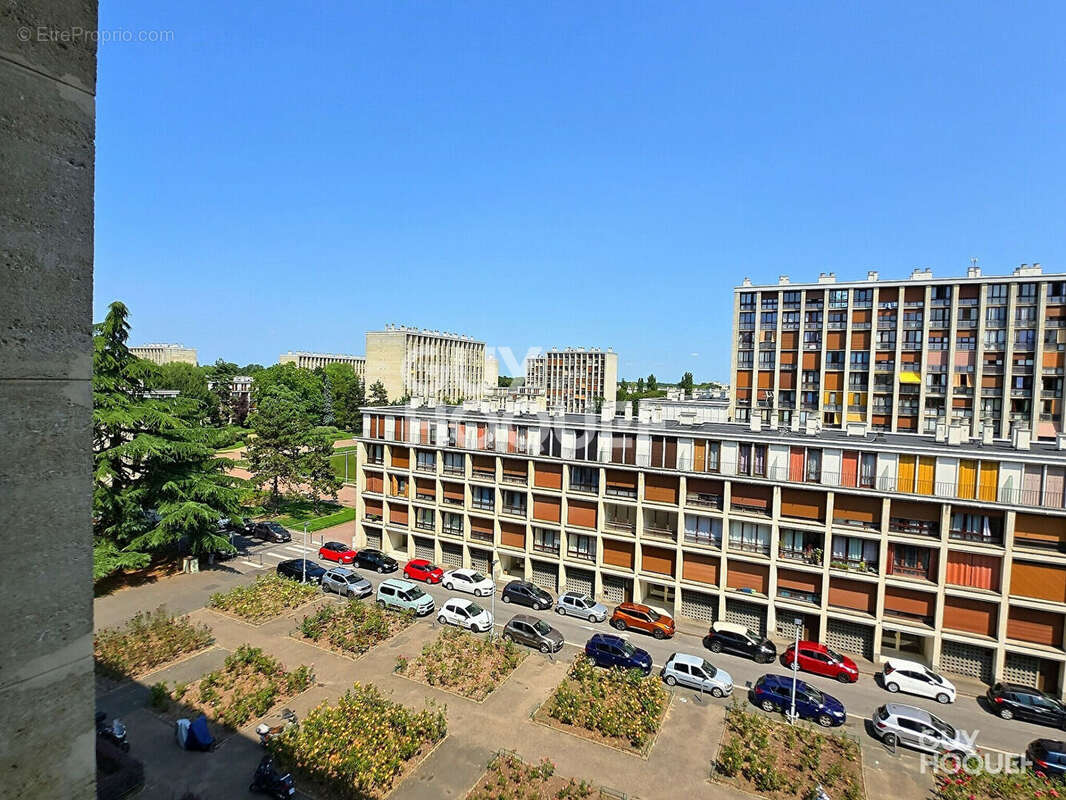 découvrez un appartement à rénover à meudon, offrant un potentiel exceptionnel pour créer votre espace de vie idéal. idéalement situé, cet appartement saura combler vos désirs de personnalisation et de confort tout en profitant d'un cadre paisible.