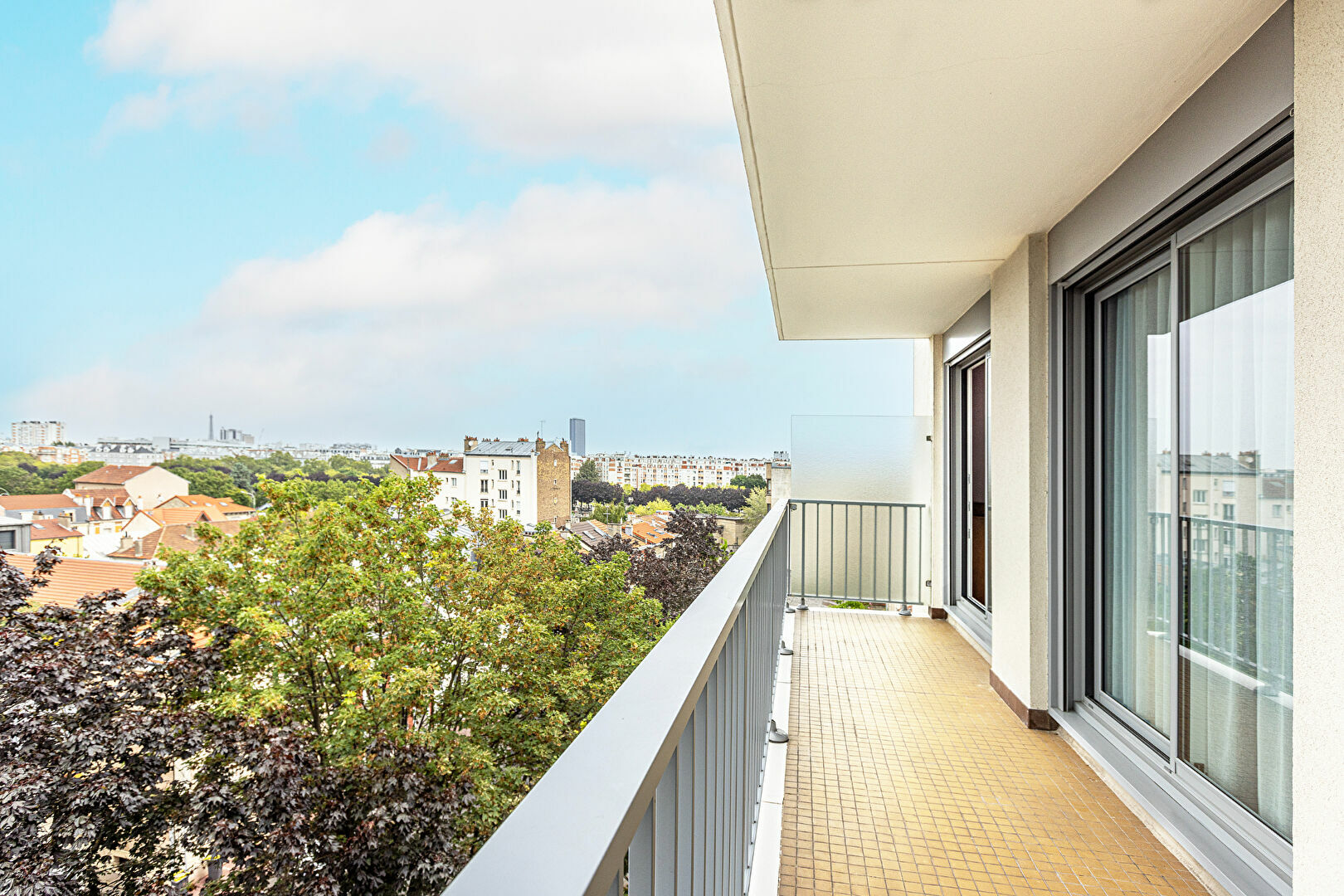 découvrez un appartement à rénover à montrouge, offrant un potentiel exceptionnel pour créer votre espace de vie idéal. profitez d'un emplacement privilégié, à proximité des commodités et des transports, tout en laissant libre cours à votre imagination pour transformer cet espace en un véritable cocon.