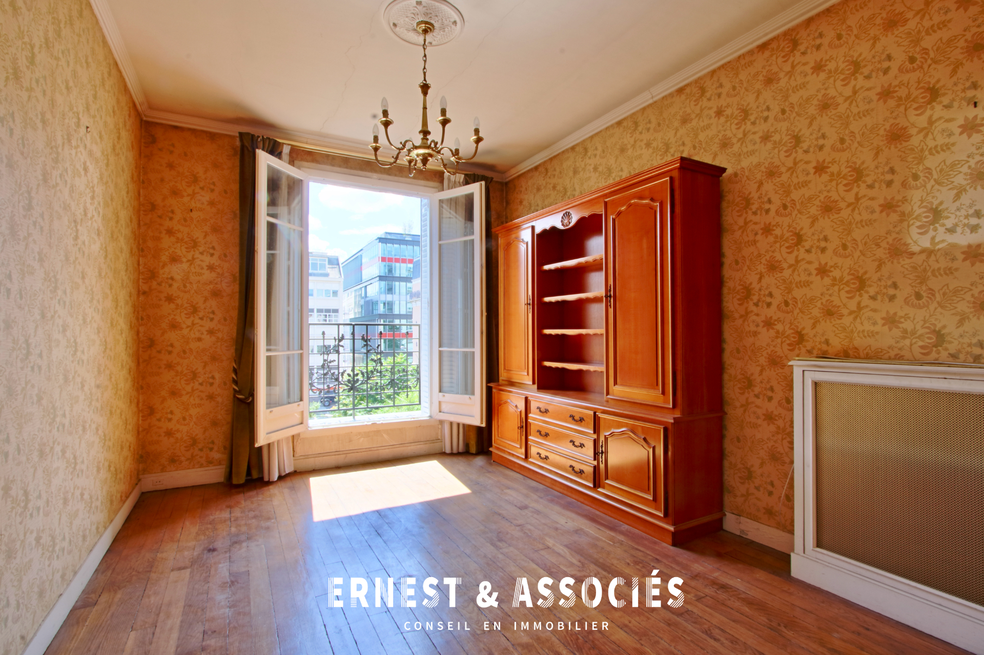 découvrez un appartement à rénover à montrouge, offrant un fort potentiel pour créer votre espace de vie idéal. profitez d'un emplacement stratégique proche des commodités et des transports, prêt à être transformé selon vos goûts.