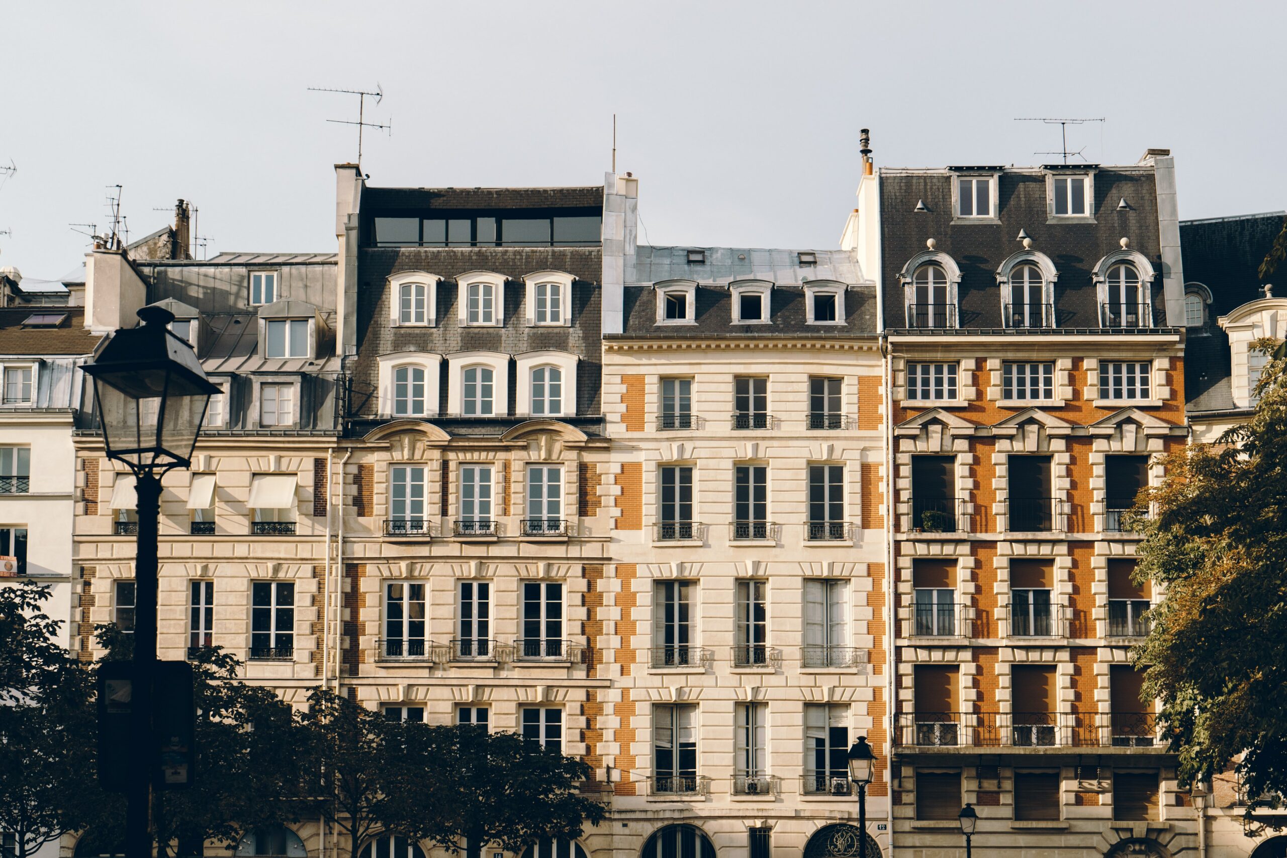 découvrez l'architecture emblématique et l'histoire fascinante des bâtiments parisiens. explorez les joyaux cachés et les monuments célèbres qui font du paysage de la capitale française un site unique au monde.