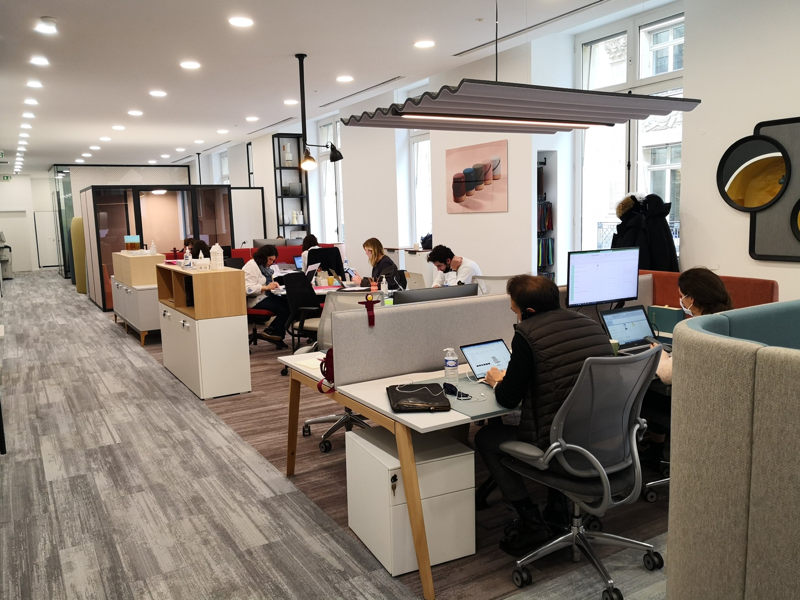 découvrez un bureau inspirant à paris, où créativité et innovation se rencontrent. profitez d'un espace de travail dynamique, conçu pour stimuler votre productivité et favoriser les échanges collaboratifs. transformez votre quotidien professionnel au cœur de la capitale.