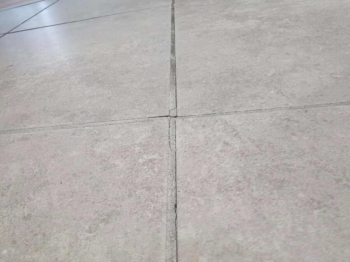 découvrez les causes, solutions et conseils pour réparer un carrelage fendu dans votre maison. guide pratique pour identifier les fissures et choisir les meilleures techniques de réparation ou de remplacement.