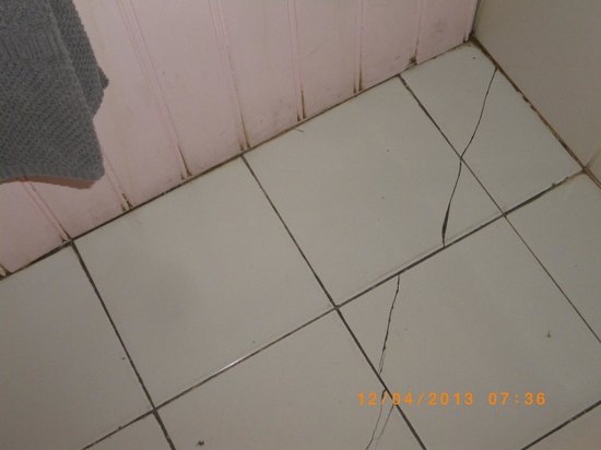 découvrez les causes d'un carrelage fendu et nos conseils pour réparer efficacement votre sol ou mur abîmé. solutions, astuces et prévention pour éviter de nouveaux dégâts.