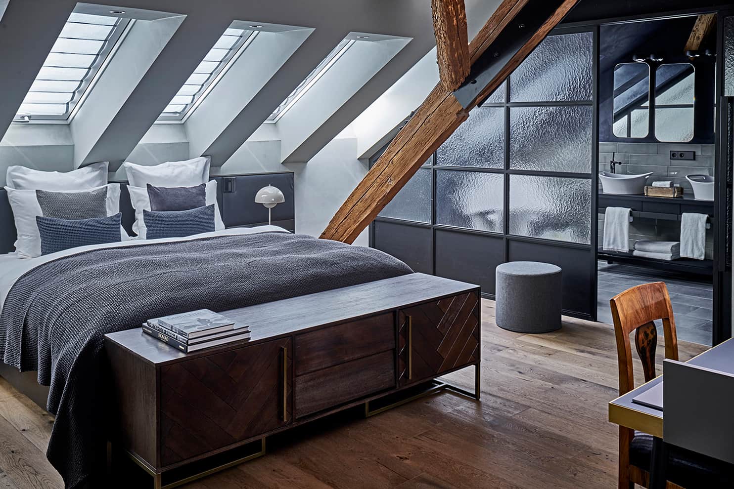 découvrez comment aménager une chambre sous les combles : idées inspirantes, conseils pratiques et astuces pour optimiser l'espace, créer une ambiance cosy et profiter pleinement de votre grenier transformé.