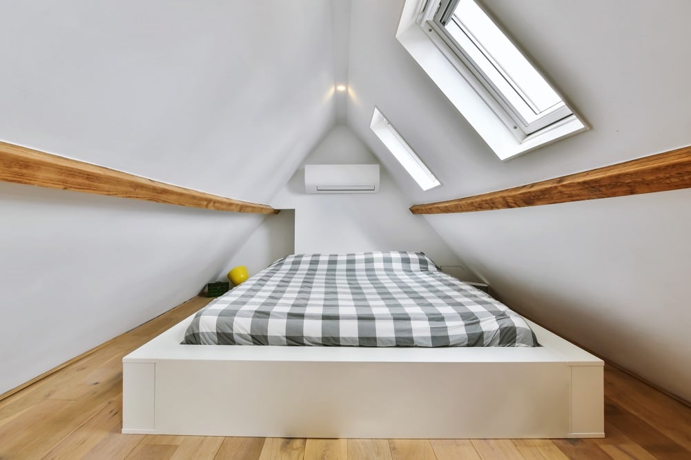 découvrez comment aménager une chambre sous combles pour gagner de l’espace et créer une pièce cosy et lumineuse. conseils, inspirations déco et astuces pratiques adaptées aux toits en pente.