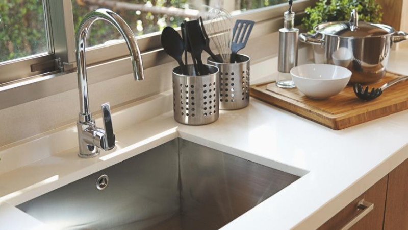 découvrez nos conseils pour bien choisir votre évier et robinetterie de cuisine : matériaux, styles, fonctionnalités et astuces pour une cuisine pratique et esthétique.