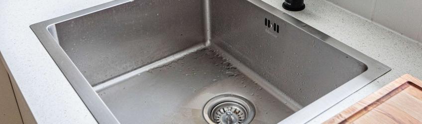 découvrez nos conseils pour bien choisir votre évier et robinetterie de cuisine : matériaux, styles, astuces d'installation et critères pour un aménagement pratique et esthétique.