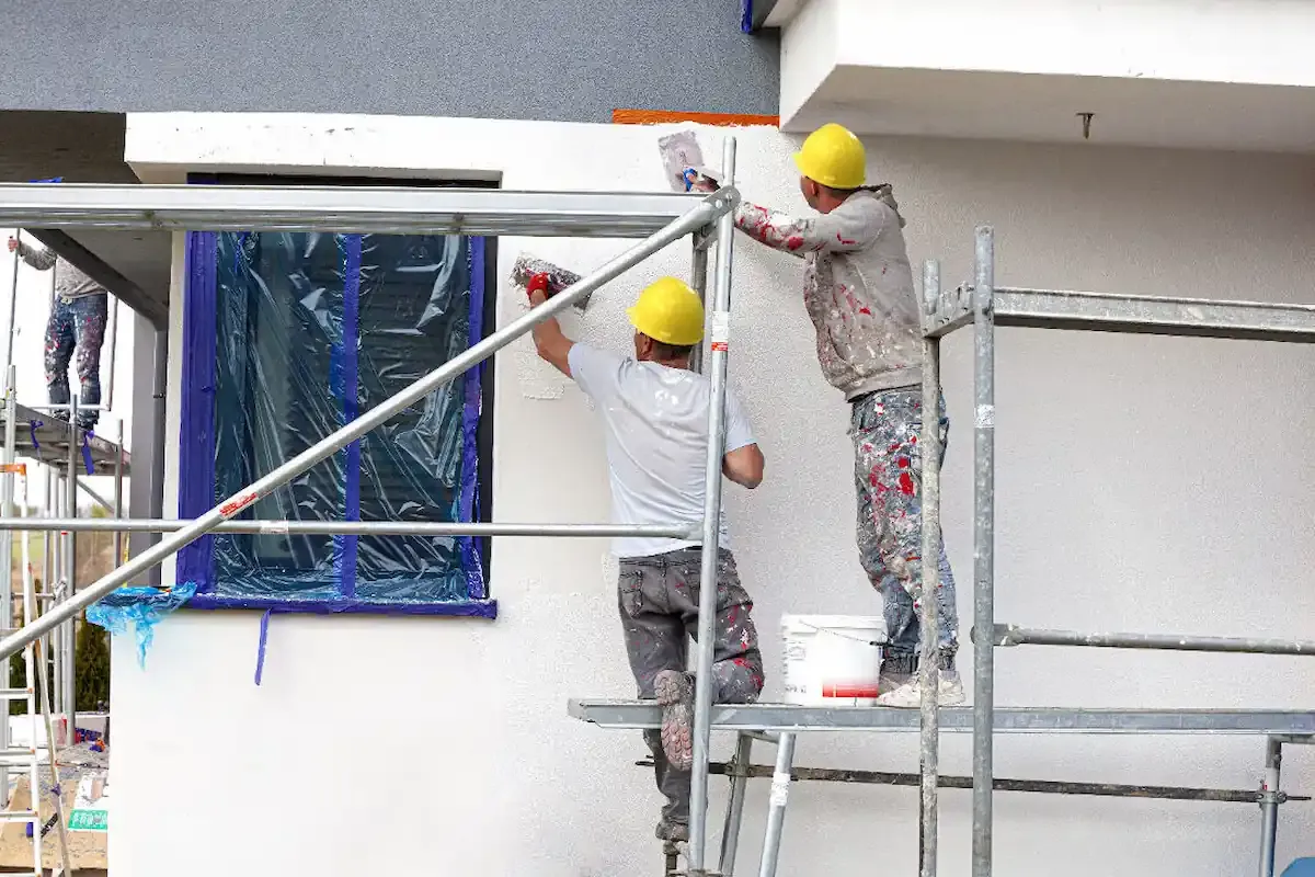 découvrez tout ce qu'il faut savoir sur le coût d'un ravalement de façade en 2025 : prix moyens, facteurs influençant le tarif, aides possibles et conseils pour bien budgétiser vos travaux.