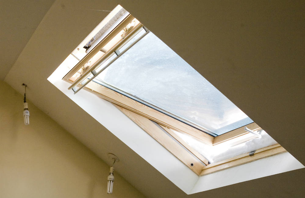 découvrez les dimensions disponibles et les prix des fenêtres de toit velux pour bien choisir votre modèle selon vos besoins et votre budget. comparez les options pour optimiser votre espace et votre luminosité.