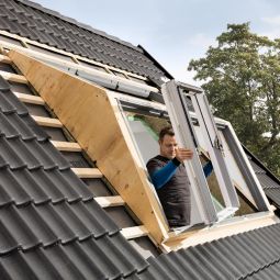 découvrez les dimensions disponibles et les prix des fenêtres de toit velux. informez-vous pour bien choisir votre velux adapté à votre projet et votre budget.