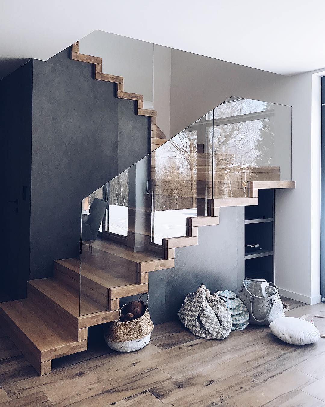 découvrez nos conseils et inspirations pour choisir et aménager un escalier intérieur, alliant design, sécurité et praticité pour sublimer votre espace de vie.