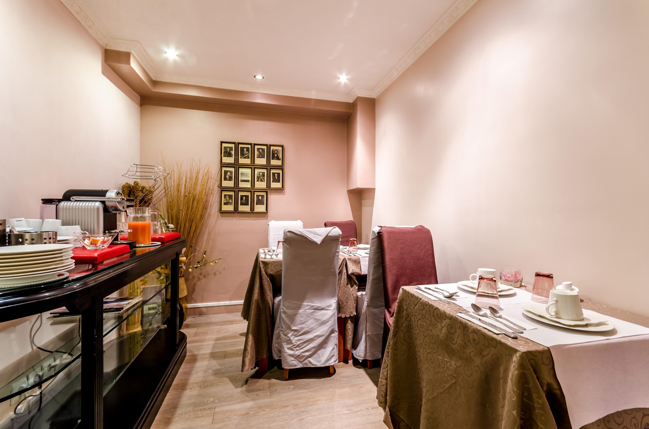 découvrez l'hôtel riviera rénové à paris : un établissement moderne, confortable et idéalement situé pour explorer la capitale. profitez de chambres élégantes et de services de qualité pour un séjour inoubliable à paris.