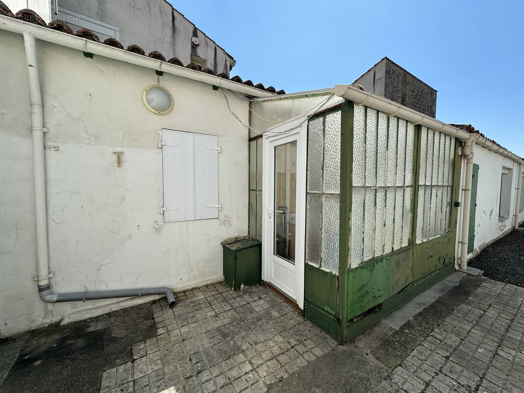 découvrez cette maison à rénover à fouras, idéale pour un projet immobilier sur mesure. profitez d’un emplacement privilégié proche de la mer et des commodités. gros potentiel à saisir !