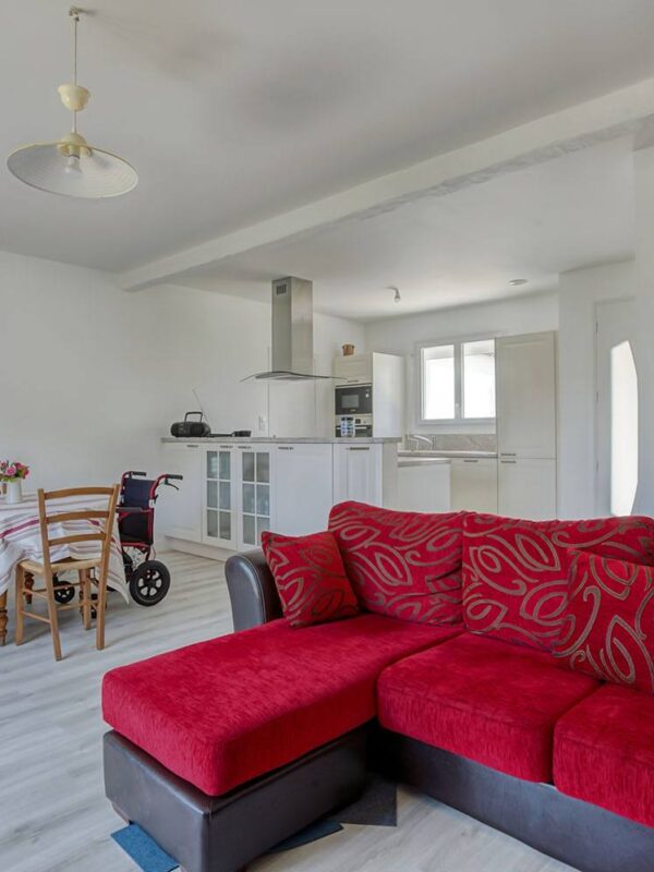 découvrez cette maison à rénover à fouras, idéale pour un projet de rénovation. profitez d'un emplacement privilégié près de la mer et laissez libre cours à vos envies pour créer la maison de vos rêves !