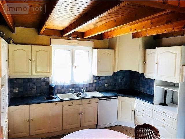 découvrez cette maison à rénover à fouras, idéale pour un projet immobilier sur mesure. profitez d'un emplacement privilégié proche de la mer et des commodités pour créer la maison de vos rêves.