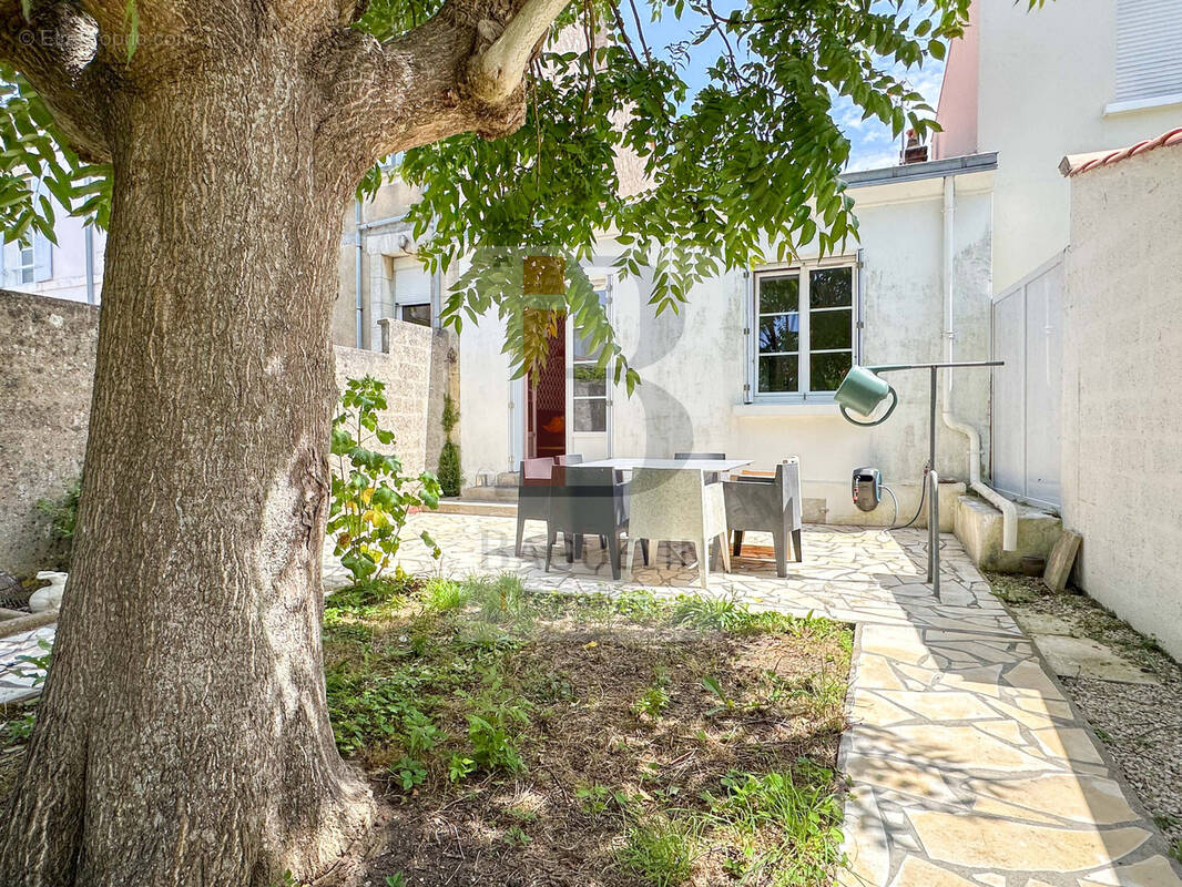 découvrez cette maison à rénover à fouras, idéalement située pour un projet immobilier sur mesure. profitez d’un fort potentiel dans un environnement calme, proche de la mer et des commodités.