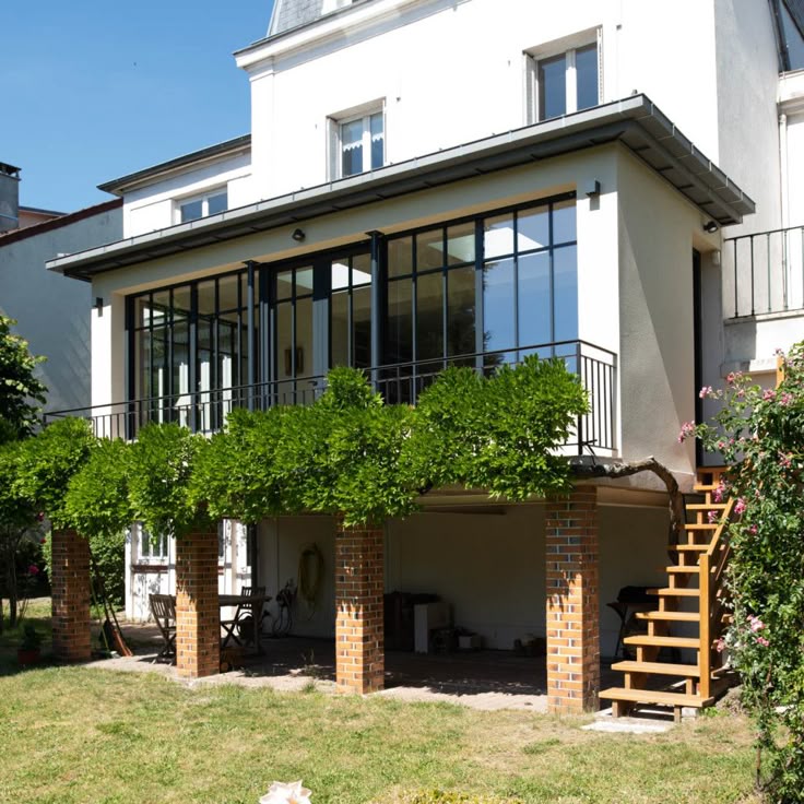 découvrez tout sur la maison surélevée : avantages, principes de construction, idées architecturales et conseils pour optimiser votre terrain, même en zone inondable ou pentue.