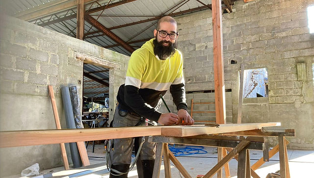 découvrez nos services de menuisier intérieur, spécialisés dans la création et la rénovation de meubles sur mesure, de cloisons et d'agencements intérieurs. transformez votre espace avec des solutions personnalisées alliant esthétisme et fonctionnalité.