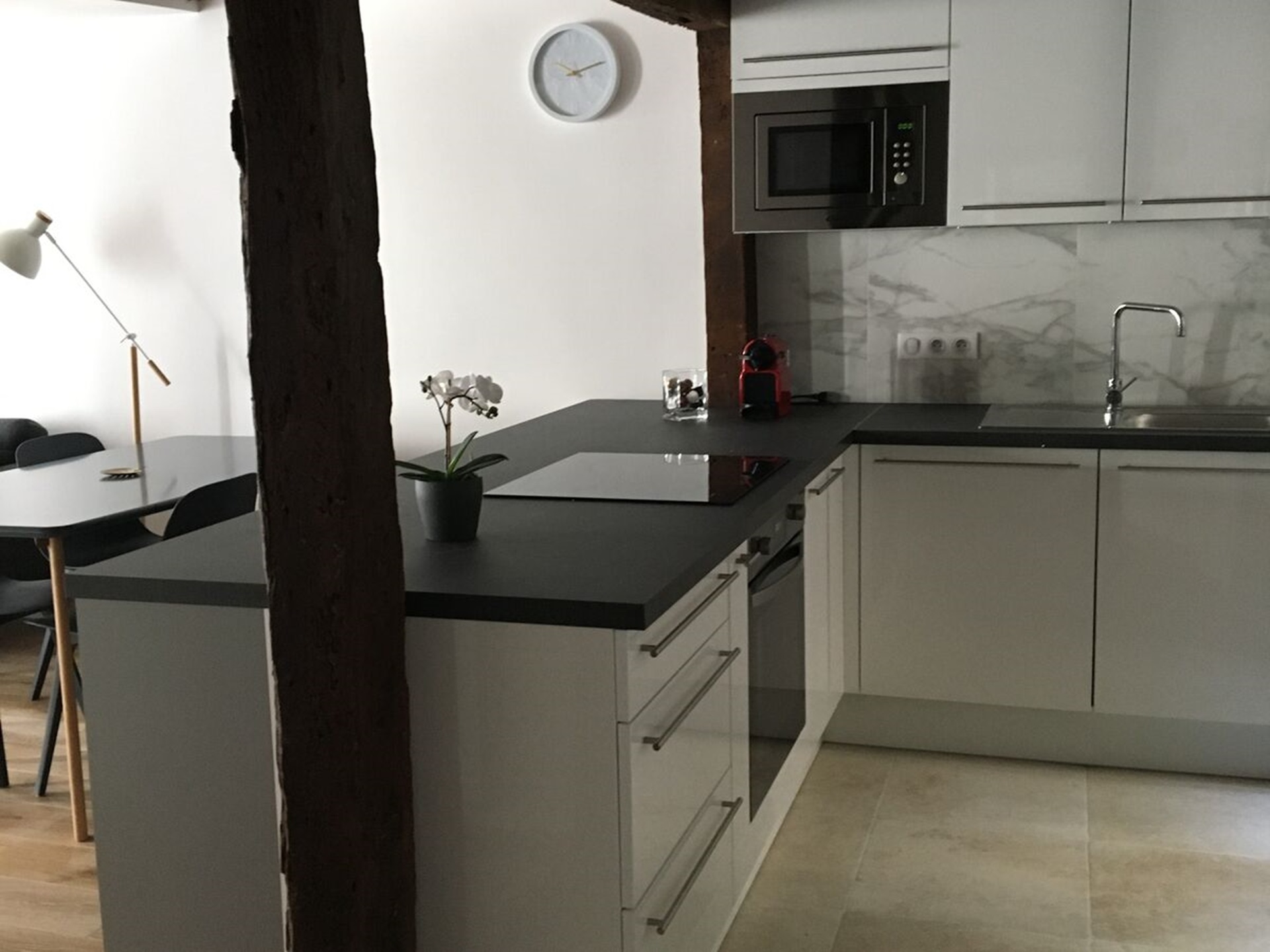 découvrez notre vaste sélection de meubles de cuisine à paris 75015. alliant style et fonctionnalité, nos meubles transformeront votre espace culinaire en un lieu chaleureux et moderne. visitez notre showroom pour des conseils personnalisés et des solutions sur mesure.