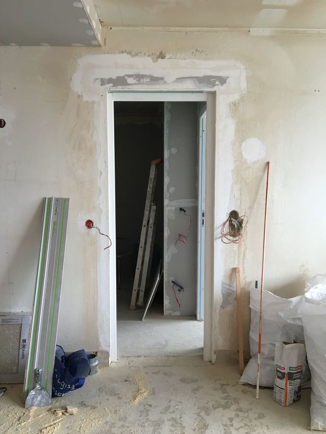 découvrez ce qu'est un mur porteur, son rôle essentiel dans la structure d'une maison et les précautions à prendre avant de le modifier ou de l'abattre.