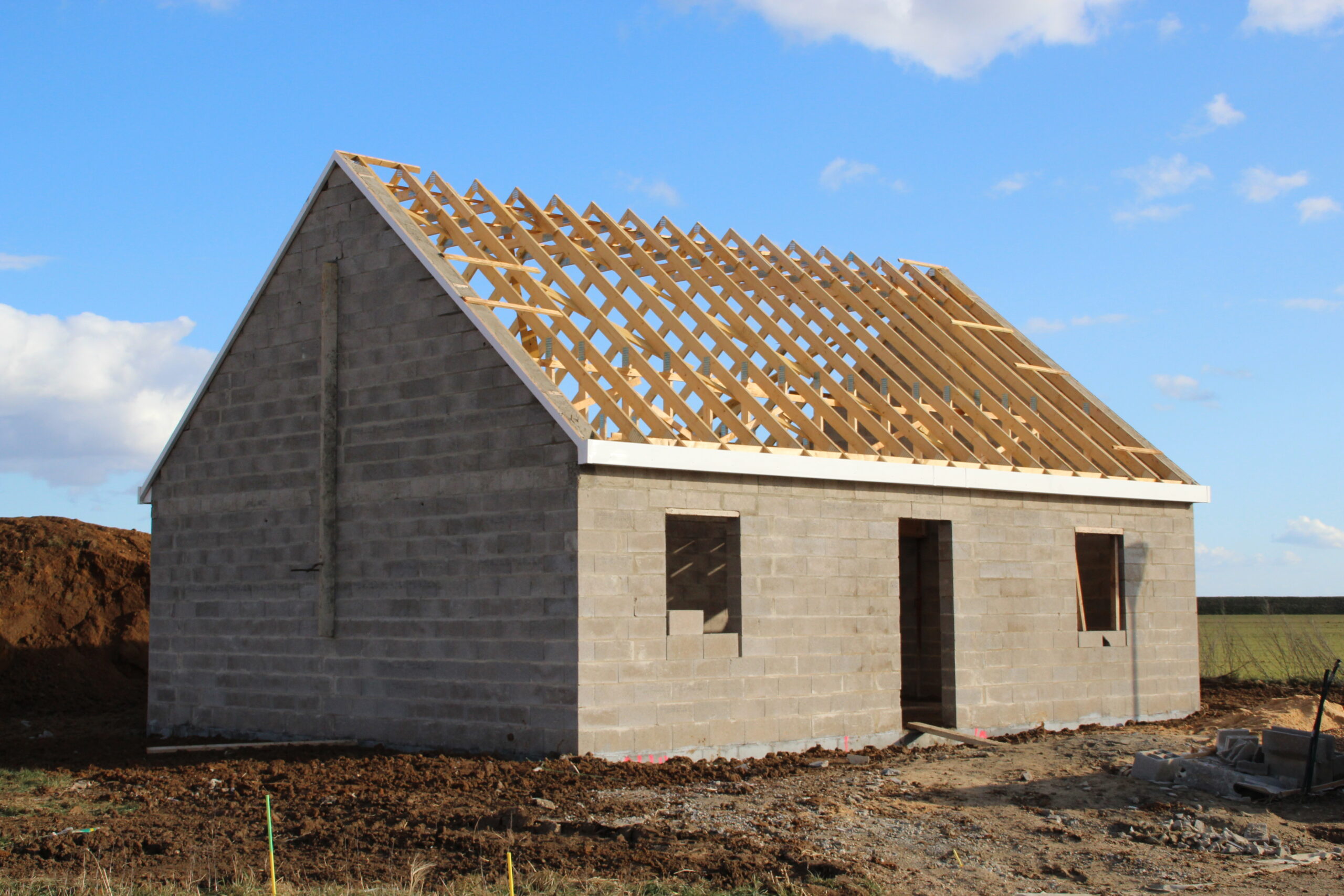 découvrez tout ce qu'il faut savoir sur les murs porteurs : définition, rôle dans la structure d'un bâtiment, précautions lors de leur modification, et conseils pour vos projets de rénovation.