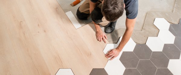 découvrez les prix du carrelage au m², les différents types et gammes, ainsi que des conseils pour estimer le coût de votre projet de pose de carrelage.