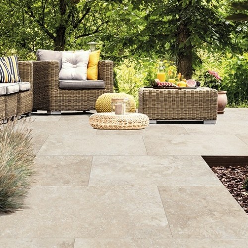 découvrez tout ce qu'il faut savoir sur le prix du carrelage : coûts au mètre carré, tarifs de pose, différents types de carrelages, et conseils pour bien estimer votre projet.