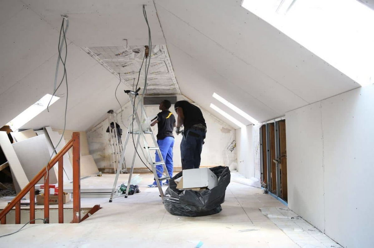 découvrez tout ce qu'il faut savoir sur le prix des combles : estimation, facteurs influençant le coût, astuces pour économiser et conseils pour réussir l'aménagement de vos combles.