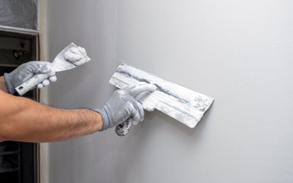 découvrez le prix au m2 pour la réalisation d'un enduit, les facteurs qui influencent le tarif et nos conseils pour estimer le coût de vos travaux de façade ou d'intérieur.