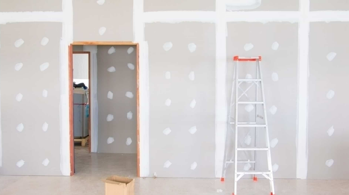 découvrez les prix du placo au m² en 2024 : coûts des plaques de plâtre, facteurs influençant le tarif, conseils pour bien choisir et estimer votre budget de travaux.