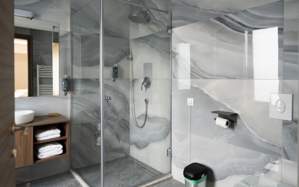 découvrez tout ce qu’il faut savoir sur le prix de la pose de carrelage : tarifs au m², facteurs influençant le coût, conseils pour bien choisir votre artisan et estimer votre budget travaux.