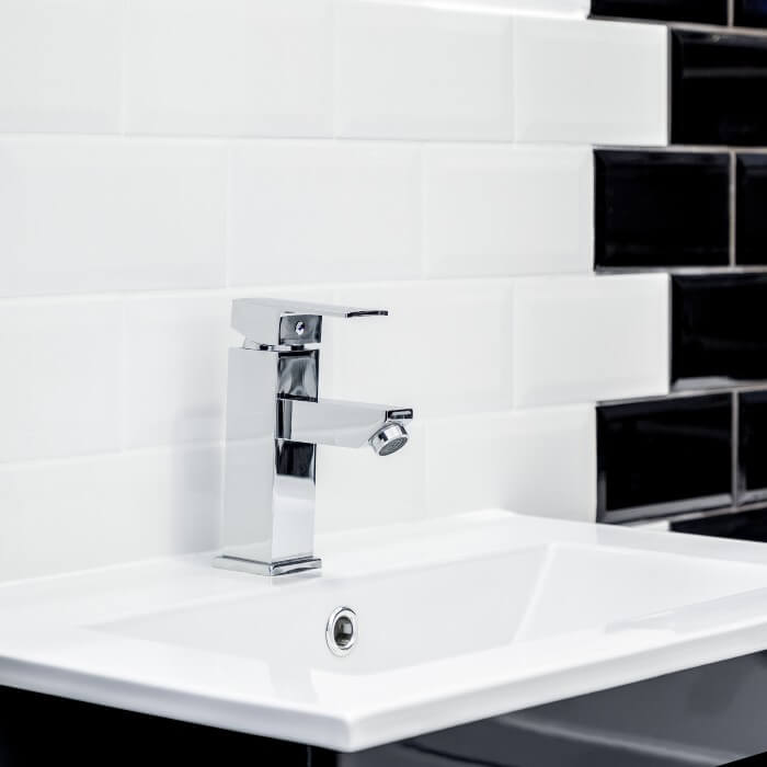 découvrez tout ce qu'il faut savoir sur le prix de la pose de carrelage : tarifs au m², facteurs influençant le coût, conseils pour bien choisir votre artisan et réaliser votre projet au meilleur prix.