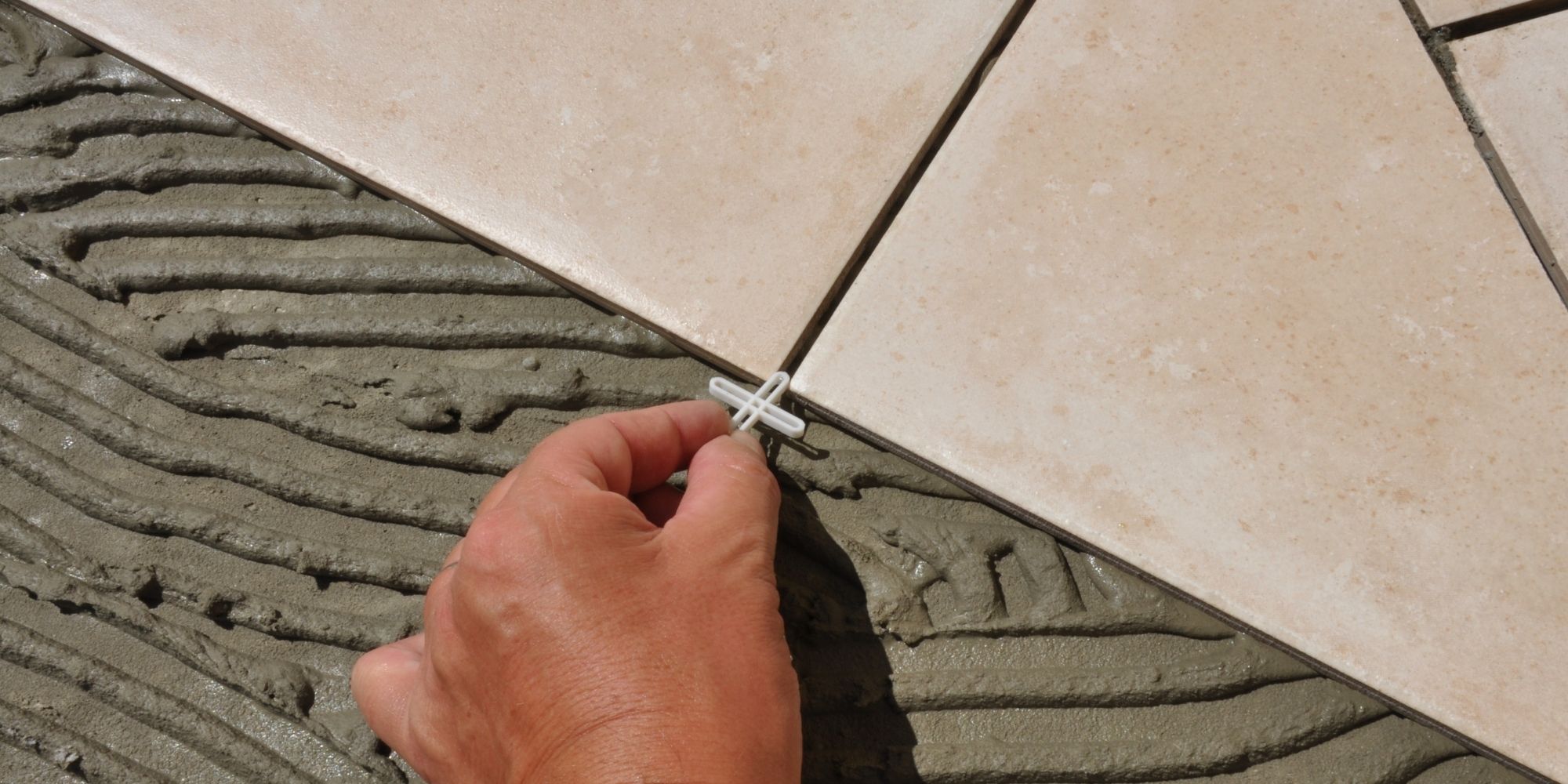 découvrez le prix de la pose de carrelage au m², les facteurs qui influencent le tarif et des conseils pour estimer le coût de vos travaux de carrelage en 2024.