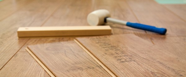 découvrez les prix pour la pose d'un parquet stratifié en 2025 : tarifs au m², coûts moyens, conseils pour bien choisir votre artisan et réussir votre projet de rénovation !