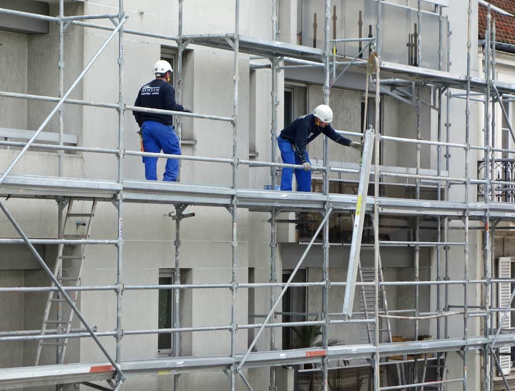 découvrez tout ce qu'il faut savoir sur le prix d'un ravalement : facteurs influençant le coût, fourchettes de prix au m², conseils pour bien estimer votre budget et aides financières disponibles.