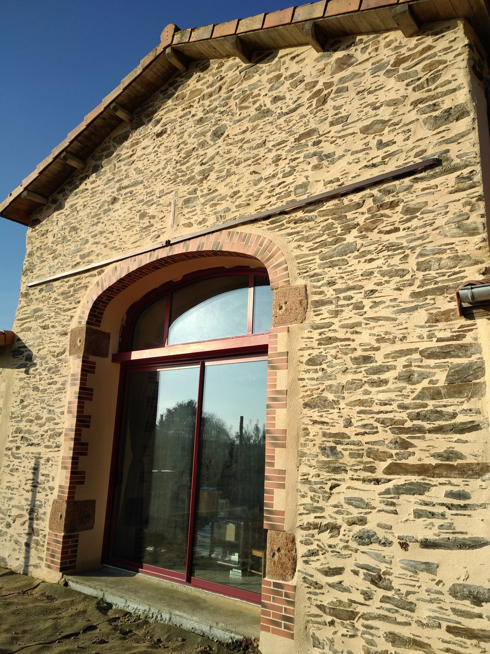 découvrez tout ce qu'il faut savoir sur le ravalement de façade : étapes, conseils, avantages et réglementations pour entretenir et valoriser votre habitat.