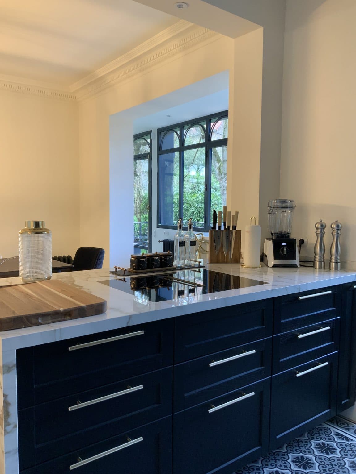 transformez votre espace de vie avec nos services de rénovation d'appartement à garches en 2025. que ce soit pour moderniser votre intérieur ou optimiser votre espace, notre équipe d'experts vous accompagne dans chaque étape de votre projet pour créer un habitat qui vous ressemble.