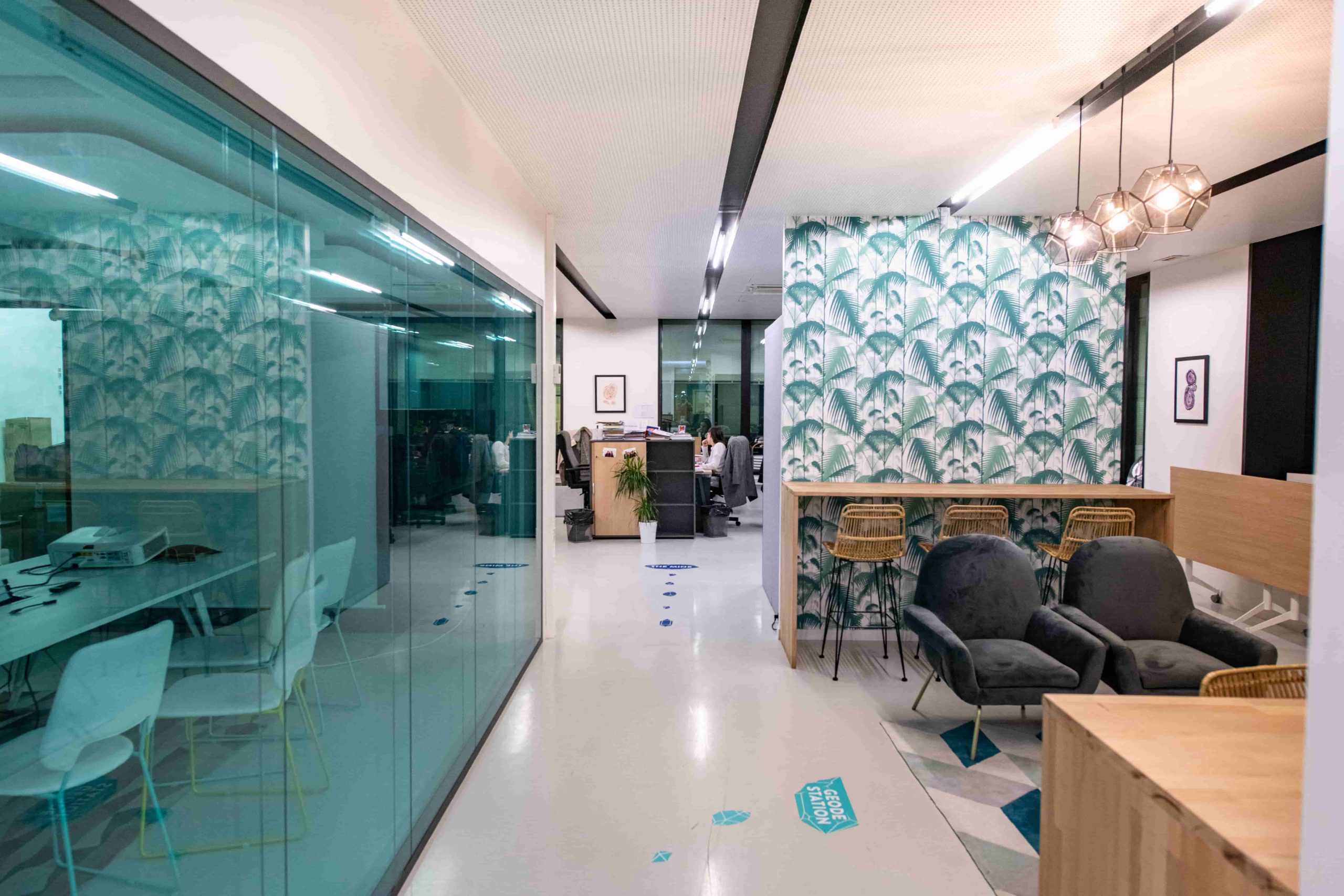 découvrez nos services de rénovation de bureaux à fontenay, alliant esthétique moderne et fonctionnalité. transformez votre espace de travail en un environnement inspirant et agréable pour vos employés.