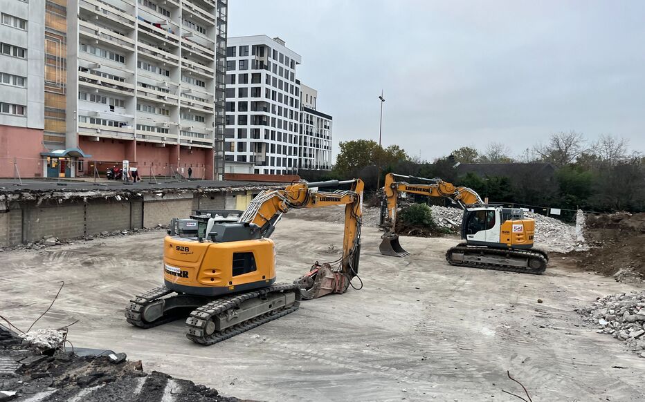 découvrez nos services de rénovation de bureaux à fontenay-sous-bois, conçus pour transformer votre espace de travail en un environnement moderne et fonctionnel. que ce soit pour optimiser votre espace, améliorer l'esthétique ou augmenter la productivité, notre équipe d'experts est là pour réaliser vos projets sur mesure.