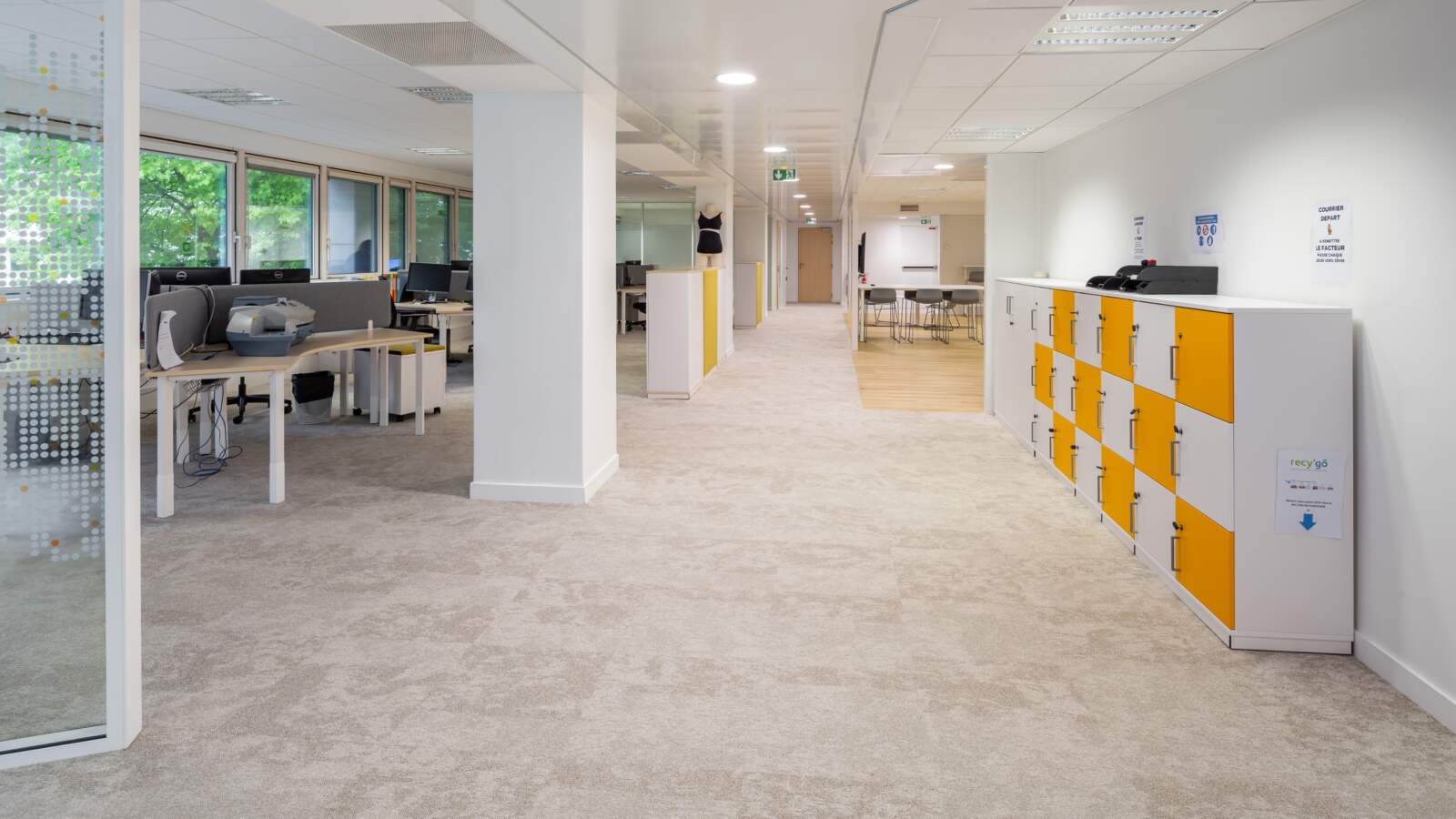 découvrez nos services de rénovation de bureaux à issy, conçus pour transformer vos espaces de travail en environnements modernes, fonctionnels et inspirants. avec une approche personnalisée, nous vous aidons à optimiser votre espace pour le confort et la productivité de vos équipes.