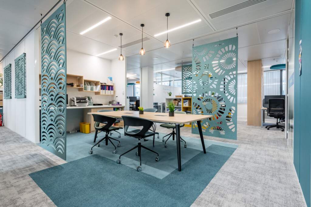 découvrez nos services de rénovation de bureaux à paris pour 2025. transformez votre espace de travail avec des solutions modernes et personnalisées qui répondent aux exigences contemporaines tout en optimisant le bien-être de vos équipes.