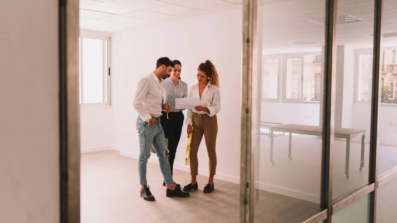 découvrez les tendances innovantes de la rénovation de bureaux à paris en 2025. transformez votre espace de travail avec des solutions modernes et durables, adaptées aux besoins des entreprises contemporaines.