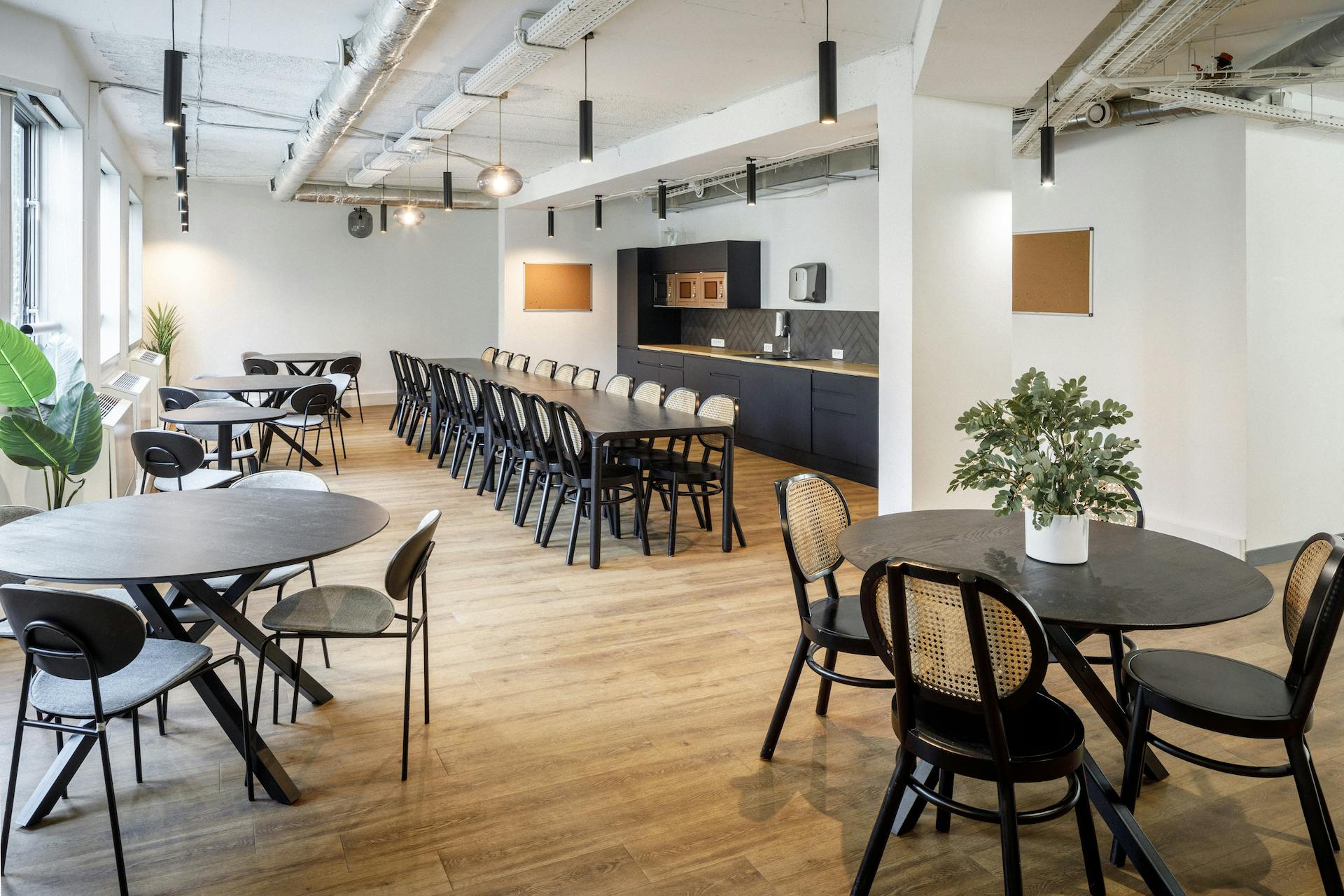 découvrez nos services de rénovation de bureaux à paris 75017. transformez votre espace de travail en 2025 avec des solutions modernes et adaptées à vos besoins. contactez-nous pour un accompagnement personnalisé !