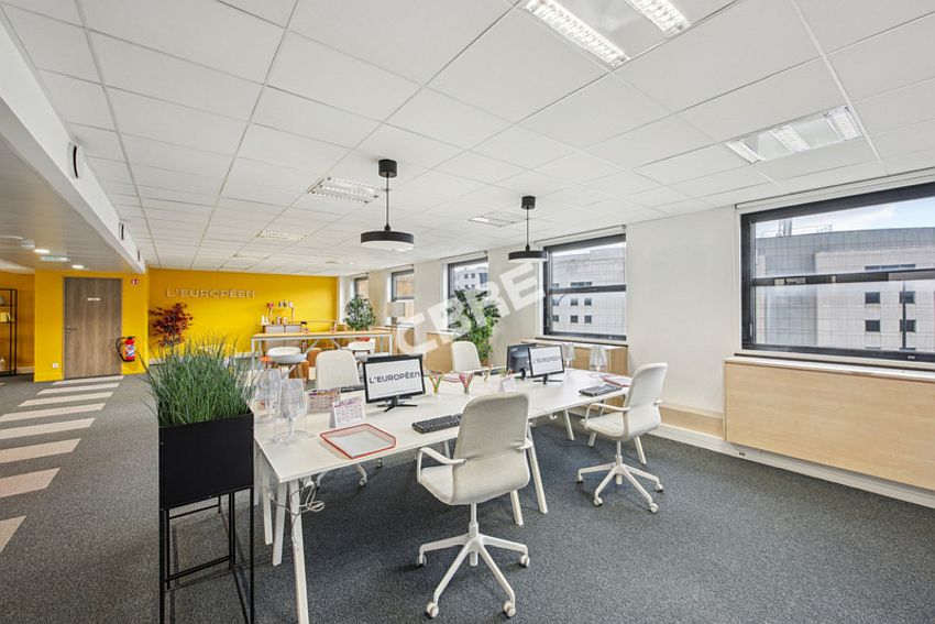 découvrez nos services de rénovation de bureaux à rueil-malmaison pour transformer vos espaces de travail en environnements modernes et fonctionnels. bénéficiez de notre expertise pour optimiser votre espace et améliorer le confort de vos employés.