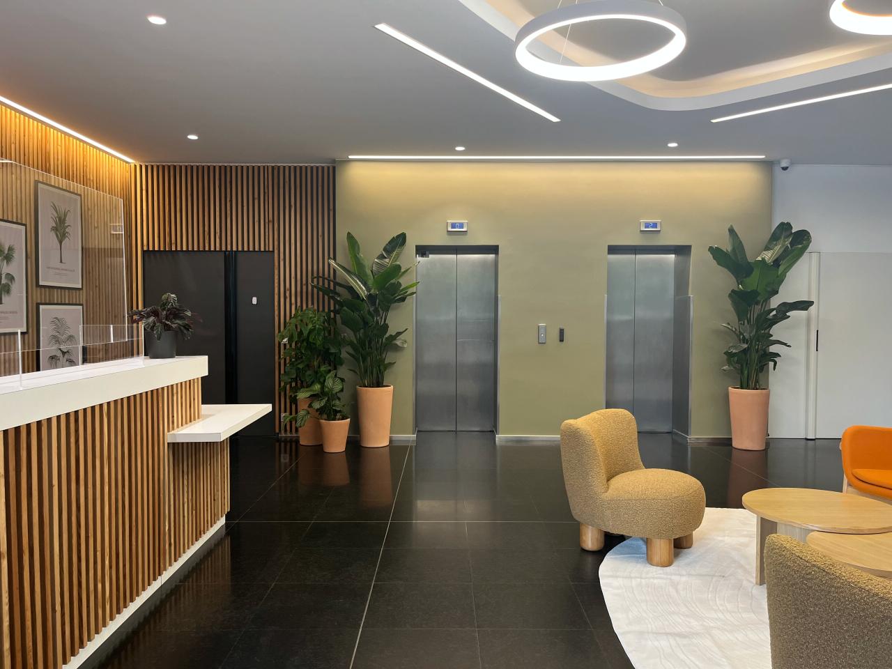 découvrez nos services de rénovation de bureaux à suresnes pour 2025. transformez votre espace de travail en un lieu moderne et fonctionnel, alliant design contemporain et confort. contactez-nous pour un devis personnalisé et optimisez votre environnement professionnel !