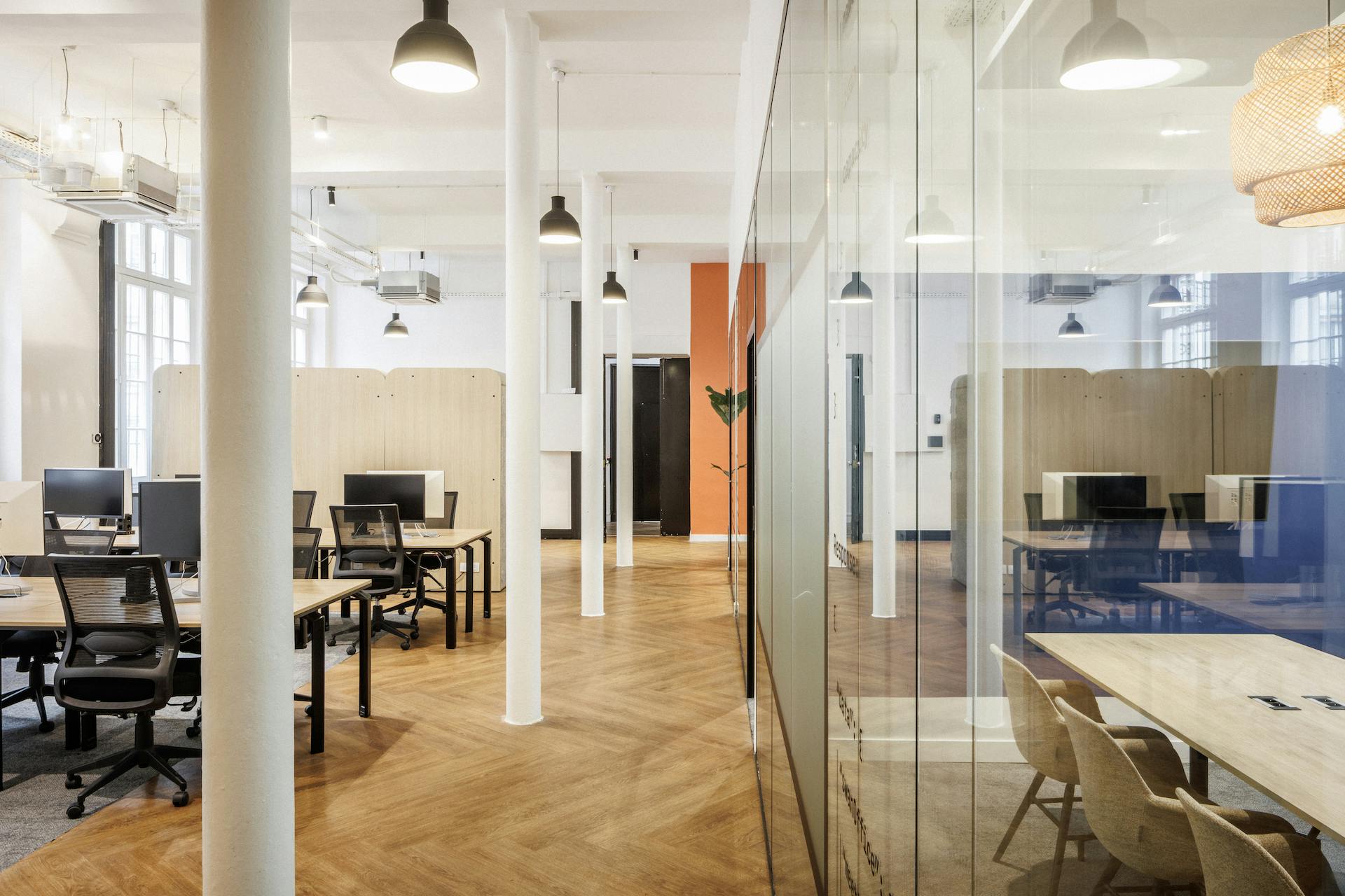 découvrez comment transformer vos espaces de travail avec une rénovation de bureaux dynamique qui stimule la créativité, favorise la collaboration et améliore le bien-être de vos équipes. notre expertise en aménagement et design vous aide à créer un environnement inspirant et moderne.
