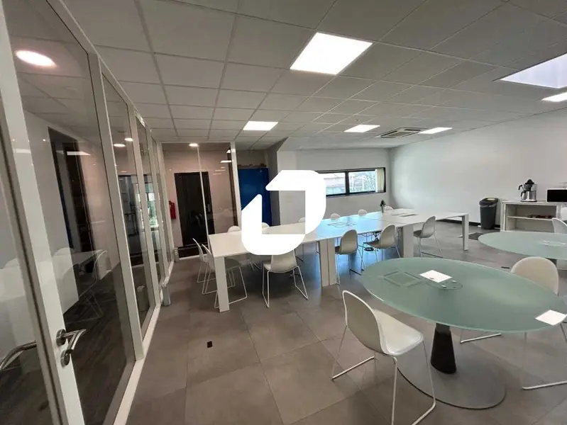 découvrez les tendances et solutions innovantes pour la rénovation de bureaux à ivry en 2025. optimisez votre espace de travail avec des designs modernes et fonctionnels, créant un environnement propice à la productivité et au bien-être de vos équipes.