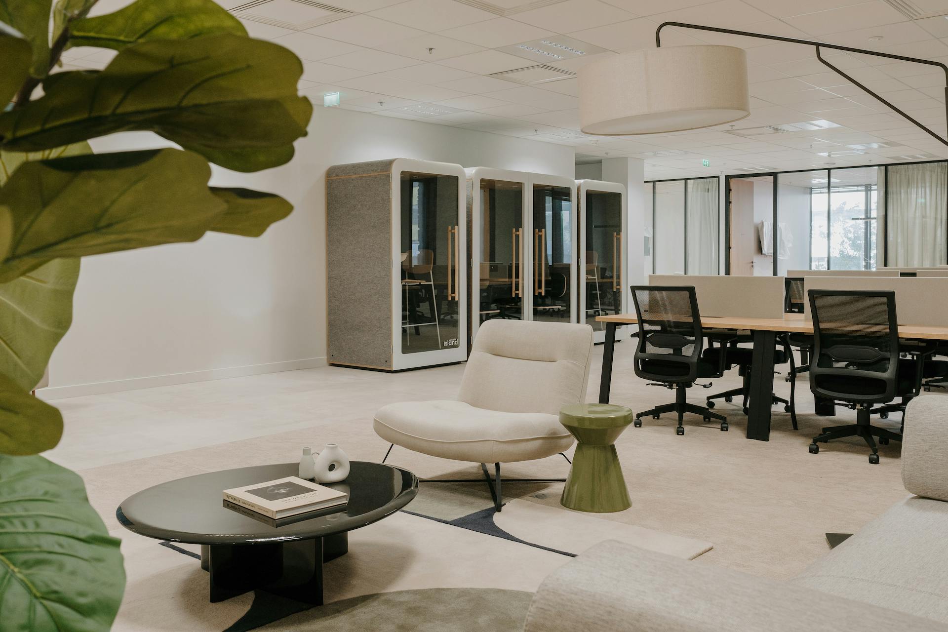 découvrez les tendances et innovations en matière de rénovation de bureaux à paris en 2025. transformez vos espaces de travail pour allier fonctionnalité et esthétique, tout en répondant aux exigences modernes. rénovez vos bureaux pour une productivité accrue et un environnement inspirant.